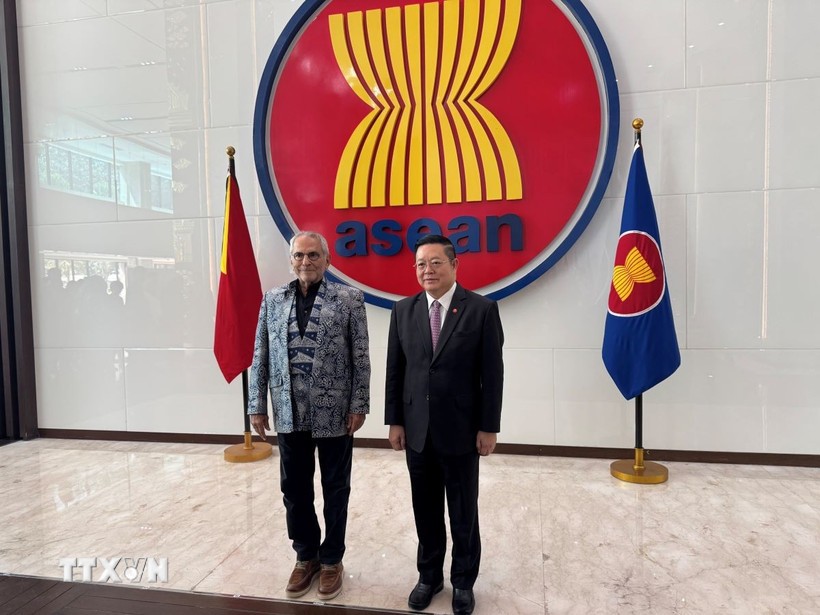 Tổng thống Timor Leste Jose Ramos Horta và Tổng Thư ký ASEAN Kao Kim Hourn chụp ảnh lưu niệm tại Ban Thư ký ASEAN. (Ảnh: Văn Phong/TTXVN)