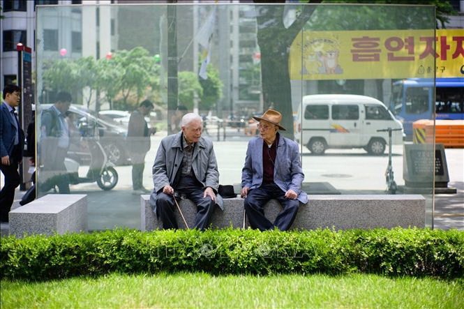 Người cao tuổi tại Seoul, Hàn Quốc. (Ảnh: AFP/TTXVN)