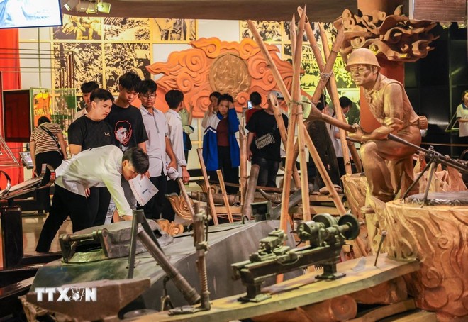 Người dân vào tham quan tại Bảo tàng Hồ Chí Minh. (Ảnh: Hoàng Hiếu/TTXVN)