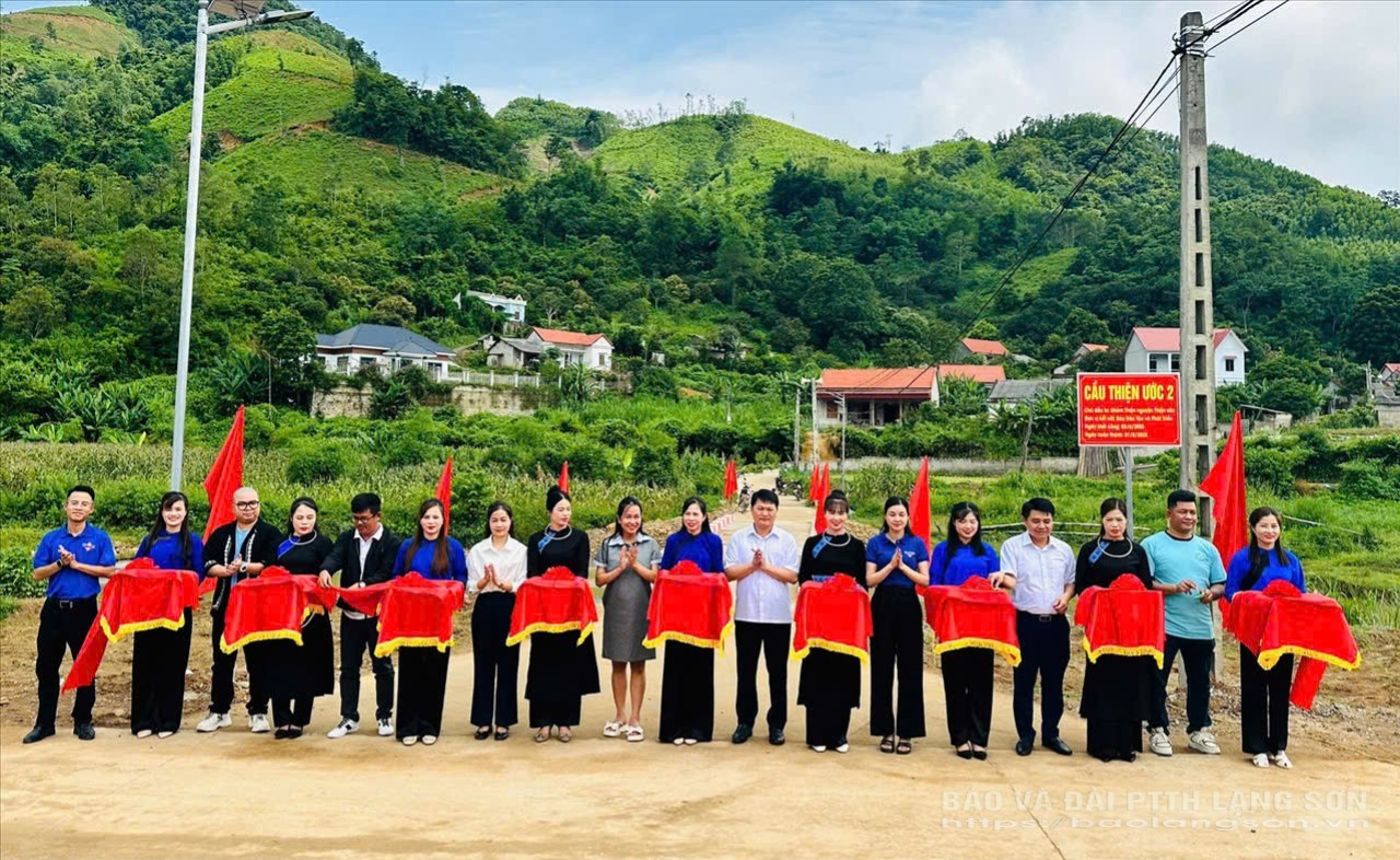 Các đại biểu thực hiện nghi thức cắt băng khánh thành cầu Thiện Ước 2