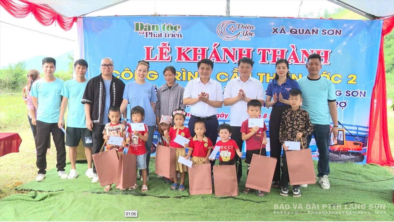 Báo Vietnamnet và nhóm Thiện Ước tặng quà cho các em học sinh có hoàn cảnh khó khăn