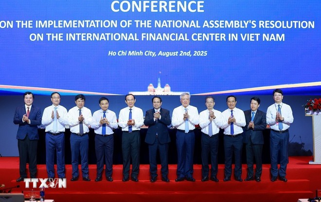 Thủ tướng Phạm Minh Chính, Trưởng Ban Chỉ đạo quốc gia về Trung tâm tài chính quốc tế tại Việt Nam và các thành viên Ban Chỉ đạo. (Ảnh: Dương Giang/TTXVN)