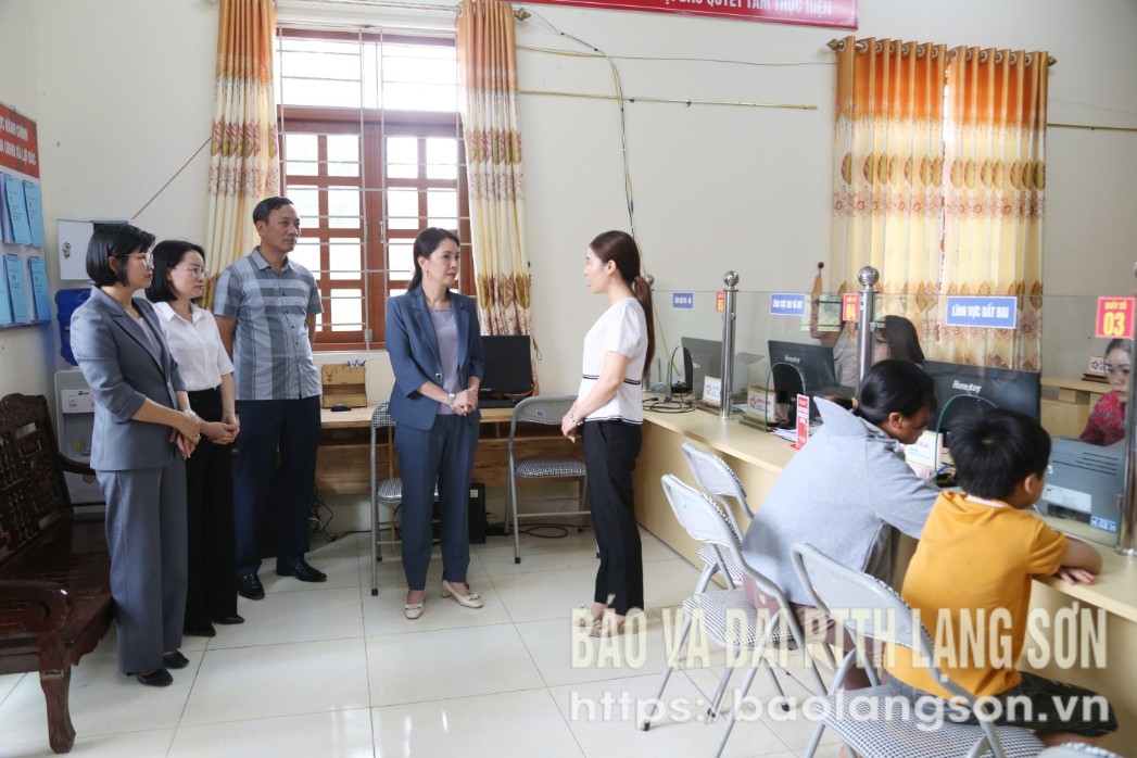 Tổ công tác khảo sát, kiểm tra việc giải quyết thủ tục hành chính cho người dân tại Trung tâm Phục vụ hành chính công xã Lợi Bác