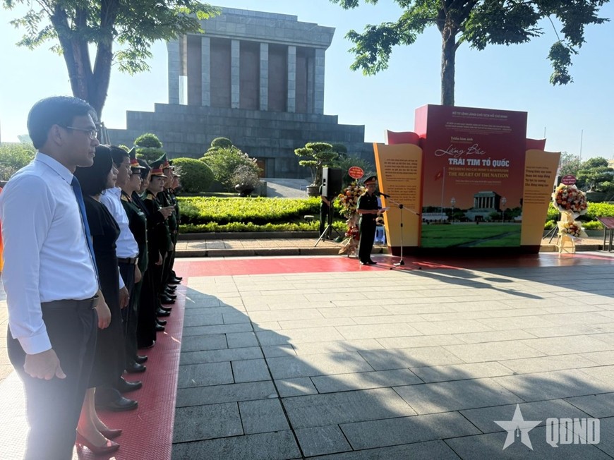 Các đại biểu dự lễ khai mạc triển lãm.