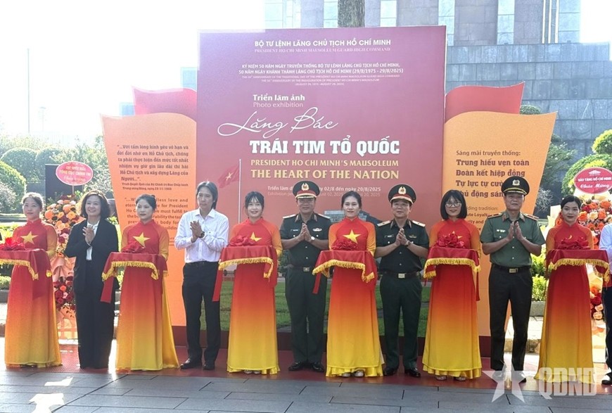 Các đại biểu cắt băng khai mạc triển lãm ảnh.