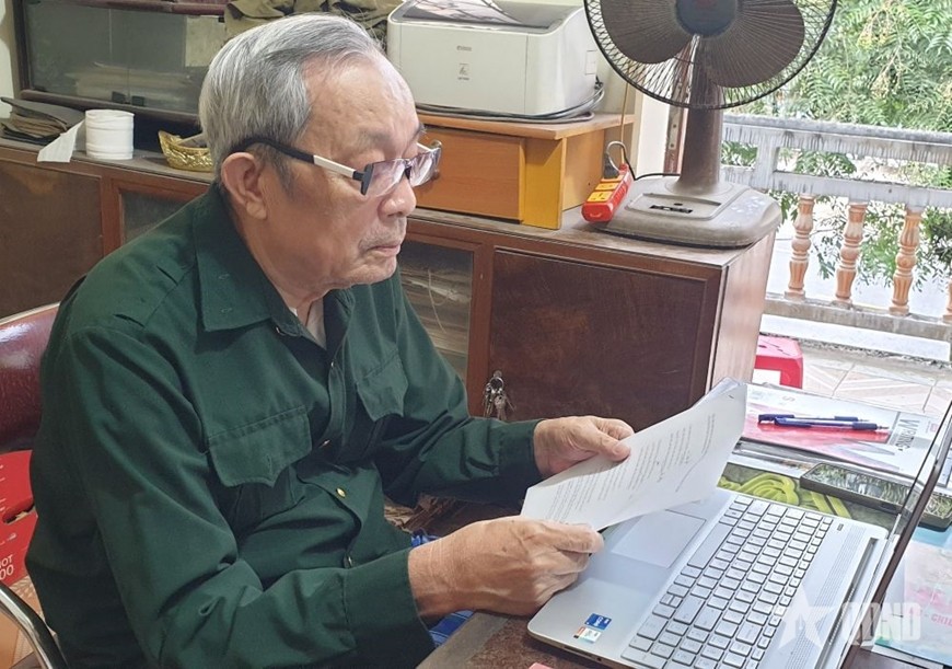 Đại tá, nhà văn Nguyễn Kim Chung vẫn luôn cháy lên ngọn lửa đam mê, nặng lòng nghiên cứu, ghi chép lịch sử.