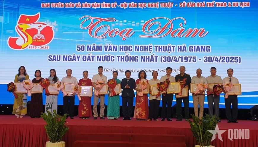 Do có nhiều thành tích đóng góp cho nền văn học Việt Nam, ông Nguyễn Kim Chung (thứ 4 từ phải sang) được Ủy ban Liên hiệp các hội Văn học nghệ thuật Việt Nam tặng Bằng khen.