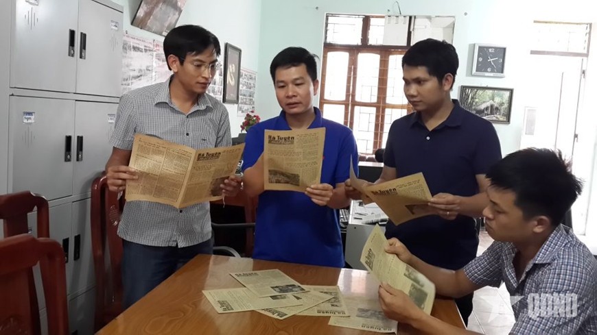 Các phóng viên Báo Hà Giang (nay là Báo Tuyên Quang) xem tờ Hà Tuyên Mặt trận, ấn phẩm được phát hành trong những năm chiến đấu bảo vệ biên cương của Tổ quốc.