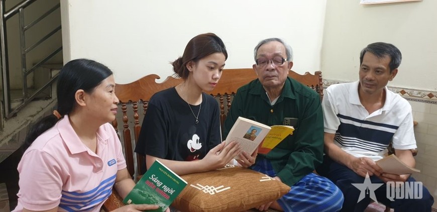  Đại tá Nguyễn Kim Chung giới thiệu cho con, cháu cuốn sách do ông viết.