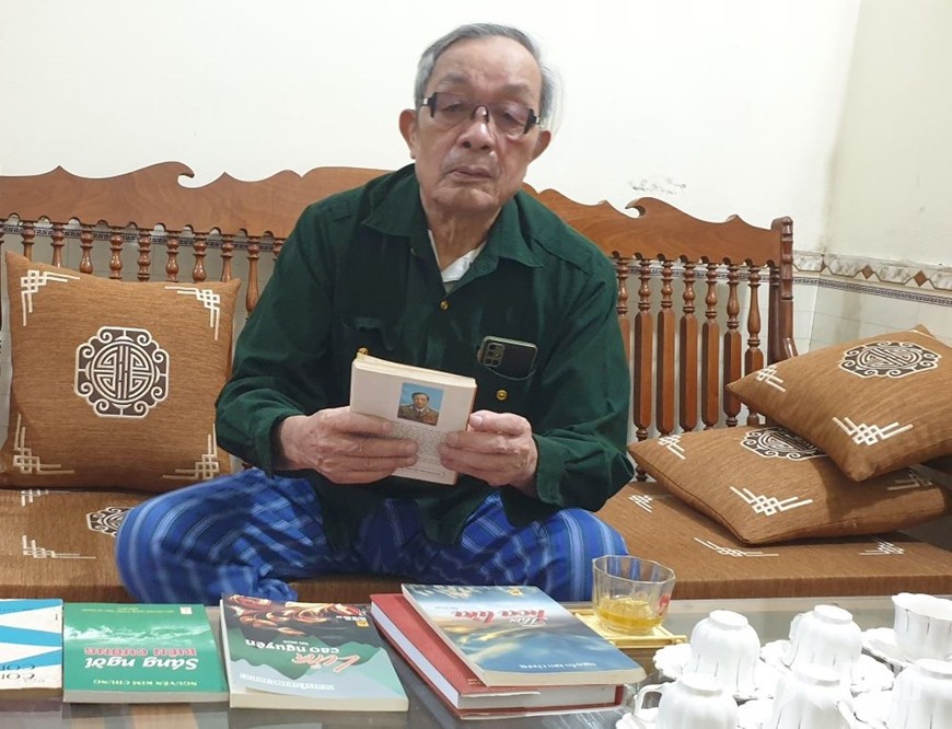  Đại tá Nguyễn Kim Chung bên những cuốn sách do ông viết.
