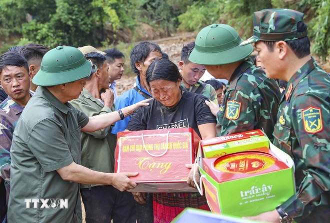 Phó Thủ tướng Trần Hồng Hà đến hiện trường chỉ đạo khắc phục hậu quả và trao quà, động viên người dân vùng lũ sớm ổn định cuộc sống. (Ảnh: Xuân Tư/TTXVN)