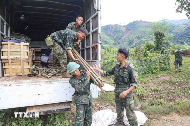 Bộ đội dựng nhà tạm cho người dân vùng lũ xã Xa Dung. (Ảnh: Xuân Tư/TTXVN)