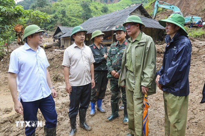Phó Bí thư Tỉnh ủy Điện Biên Trần Tiến Dũng (thứ 2, từ trái sang) chỉ đạo khắc phục sạt lở, lũ quét tại bản Háng Pu Xi, xã Xa Dung. (Ảnh: Xuân Tư/ TTXVN)