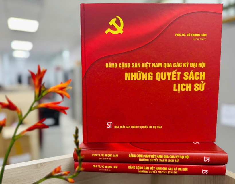 Cuốn sách không liệt kê sự kiện mà luận giải lý do ra đời, hiệu quả thực tiễn và tầm chiến lược của các nghị quyết, định hướng của Đảng qua mỗi kỳ Đại hội. (Ảnh: PV/Vietnam+)