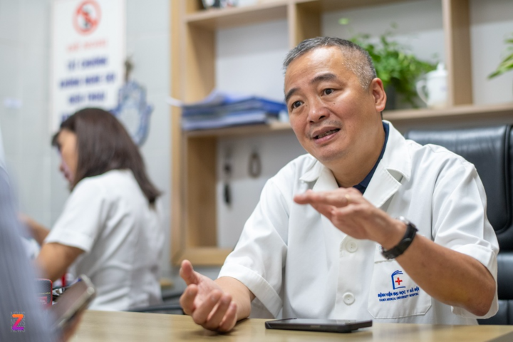 PGS.TS Nguyễn Lân Hiếu, Giám đốc Bệnh viện Đại học Y Hà Nội, trong một buổi trò chuyện với Tri Thức - Znews. (Ảnh: Việt Linh)