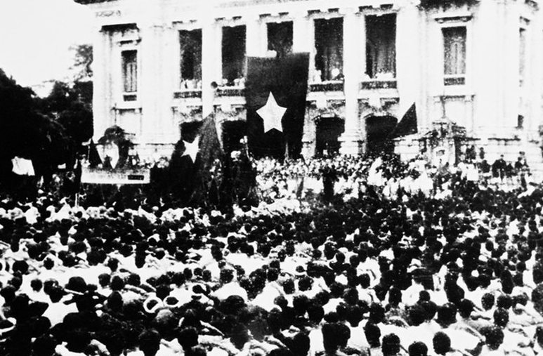 Mít tinh tại quảng trường Nhà hát Lớn (Hà Nội), ngày 19-8-1945. Ảnh tư liệu