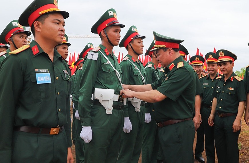 Trung tướng Phạm Đức Duyên, Chính ủy Quân khu 2 kiểm tra, động viên cán bộ, chiến sĩ tham gia khối đứng.