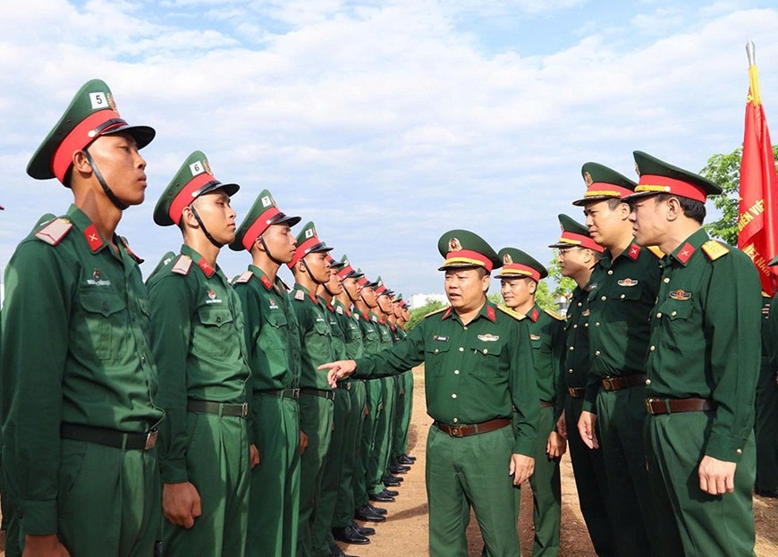 Ban tổ chức diễu binh, diễu hành Quân khu 2 kiểm tra, động viên các lực lượng tham gia luyện tập.
