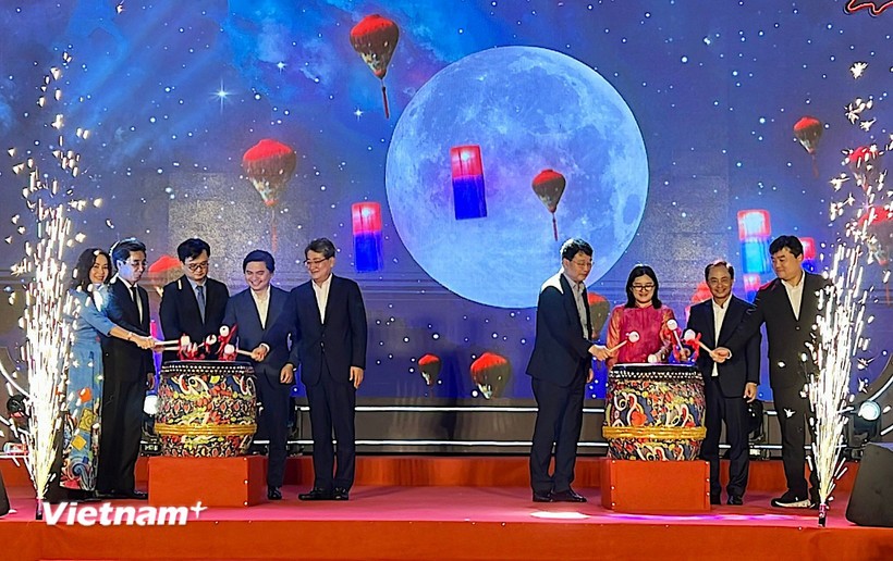 Các đại biểu đánh trống khai mạc Lễ hội Việt Nam - Hàn Quốc thành phố Đà Nẵng 2025 tại Công viên Biển Đông. (Ảnh: Thanh Phong/Vietnam+)