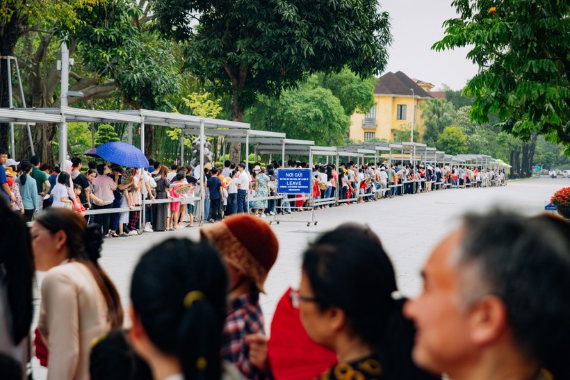 Du khách xếp hàng dài vào Lăng viếng Bác. (Ảnh minh họa: CTV/Vietnam+)