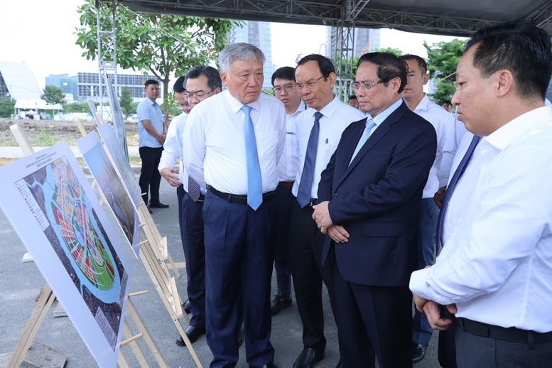 Thủ tướng Phạm Minh Chính, Phó Thủ tướng Thường trực Nguyễn Hòa Bình khảo sát thực địa và nghe báo cáo về địa điểm xây dựng Trung tâm tài chính - Ảnh: VGP/Nhật Bắc