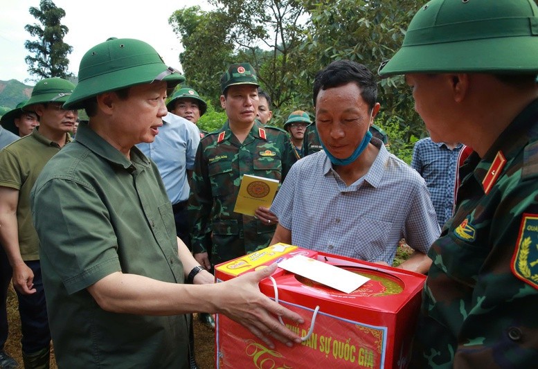 Phó Thủ tướng Trần Hồng Hà thăm hỏi, động viên người dân bản Háng Pú Xi, xã Xa Dung bị thiệt hại nặng nề do lũ quét, sạt lở đất - Ảnh: VGP/Minh Khôi
