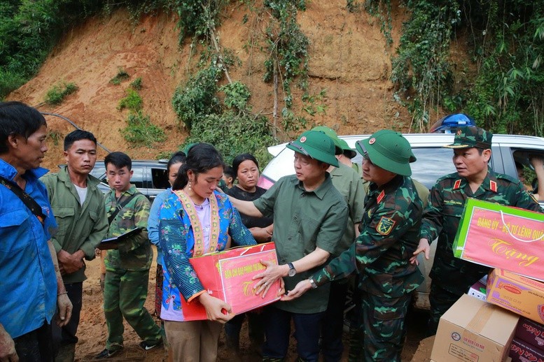 Phó Thủ tướng và đoàn công tác trao quà hỗ trợ cho các hộ dân có người thiệt mạng, bị mất tích, bị thương - Ảnh: VGP/Minh Khôi