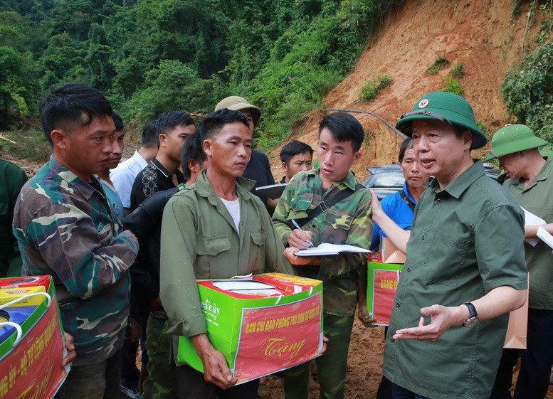 Phó Thủ tướng thăm hỏi, động viên người dân - Ảnh: VGP/Minh Khôi