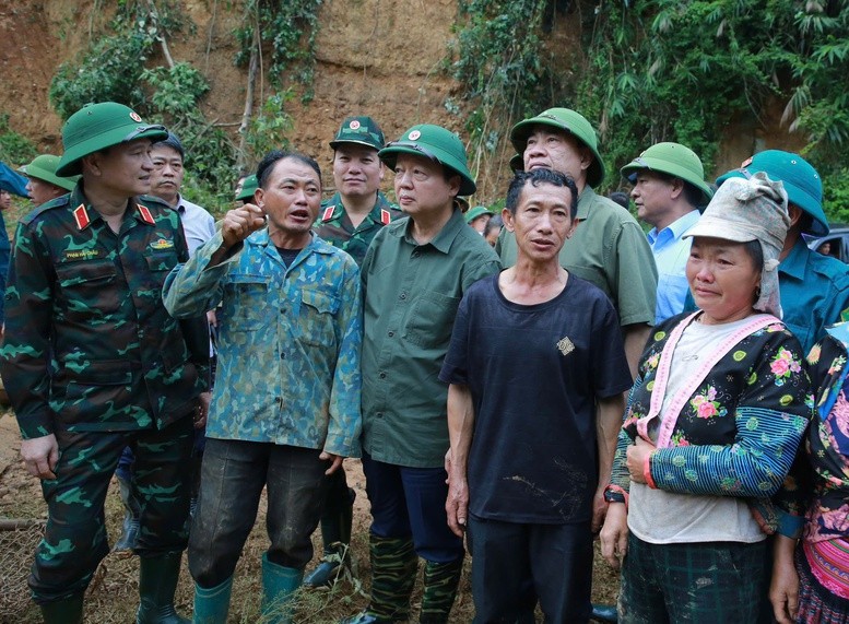 Phó Thủ tướng yêu cầu lãnh đạo xã Xa Dung phải khẩn trương thống kê thiệt hại của toàn bộ 42 bản - Ảnh: VGP/Minh Khôi