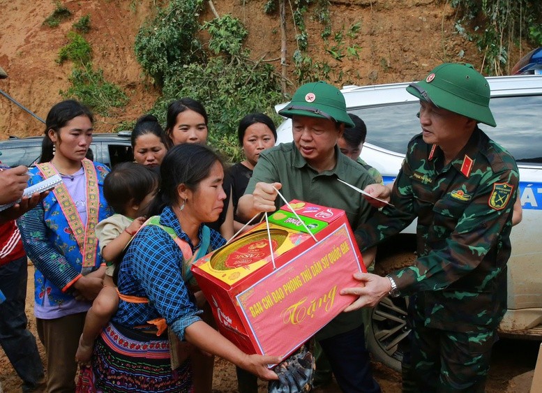 Phó Thủ tướng và đoàn công tác trao quà hỗ trợ người dân - Ảnh: VGP/Minh Khôi