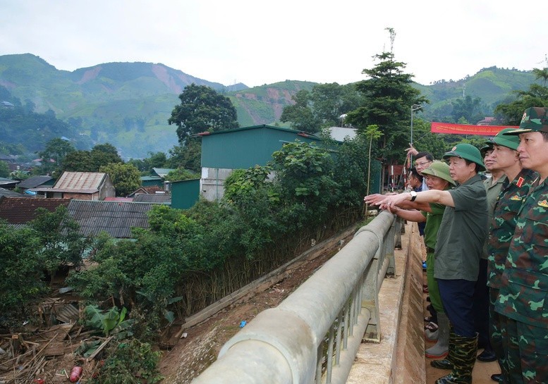 Phó Thủ tướng kiểm tra công tác cứu hộ, cứu nạn tại xã Na Son - Ảnh: VGP/Minh Khôi
