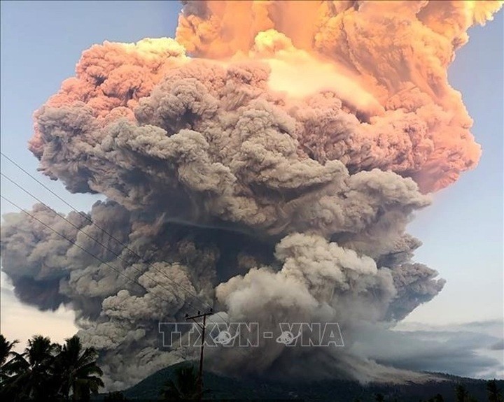 Núi lửa Lewotobi Laki Laki ở East Nusa Tenggara, Indonesia phun trào ngày 17/6/2025. (Ảnh: THX/TTXVN)