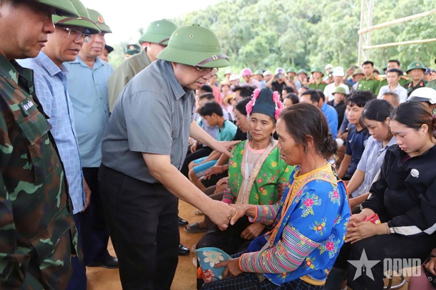 Thủ tướng Phạm Minh Chính thăm hỏi, trao quà tới những hộ dân bị thiệt hại do mưa lũ tại xã Tìa Dình, tỉnh Điện Biên.