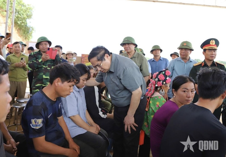 Thủ tướng Phạm Minh Chính thăm hỏi, động viên người dân bị thiệt hại do mưa lũ.