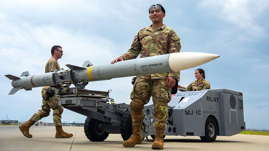 Tên lửa không đối không tầm trung AIM-120 được vận chuyển đến vị trí lắp đặt. Ảnh: Top War Zone