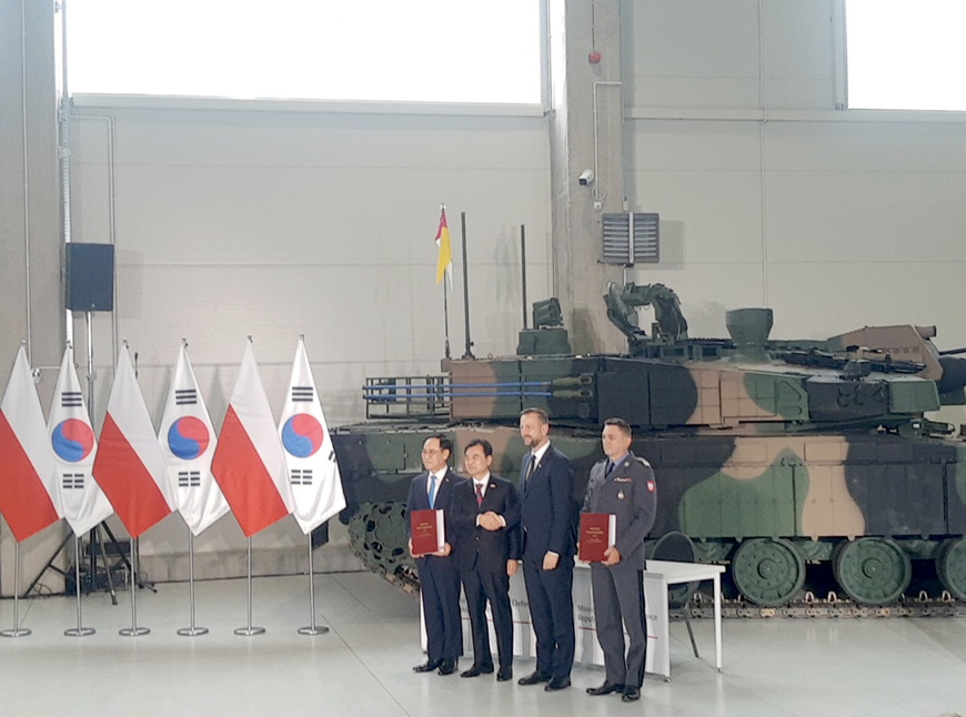 Đại diện hai bên ký kết mua thêm xe tăng K2 cho Lục quân Ba Lan. Ảnh: defense24.com