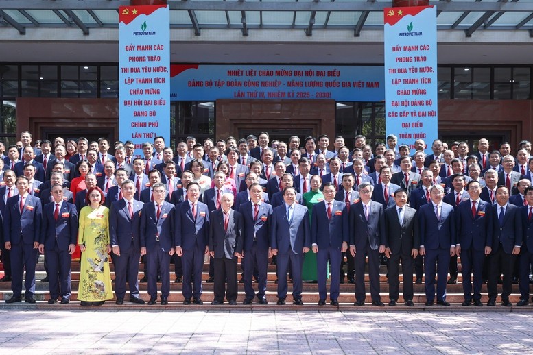 Thủ tướng chụp ảnh lưu niệm với các đại biểu - Ảnh: VGP/Nhật Bắc
