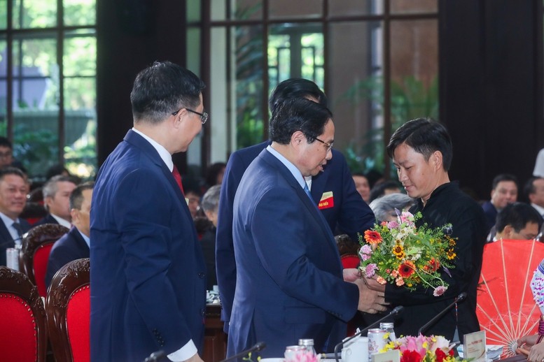 Anh Ma Seo Chứ, Trưởng thôn Kho Vàng bị sạt lở năm 2024 tặng hoa Thủ tướng - Ảnh: VGP/Nhật Bắc
