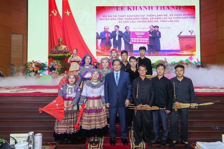 Đội văn nghệ thiếu nhi thôn Kho Vàng bị sạt lở năm 2024 với Thủ tướng - Ảnh: VGP/Nhật Bắc