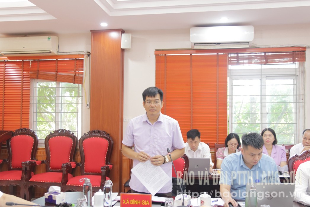 Lãnh đạo xã Bình Gia báo cáo tóm tắt tình hình hoạt động của xã tại buổi làm việc