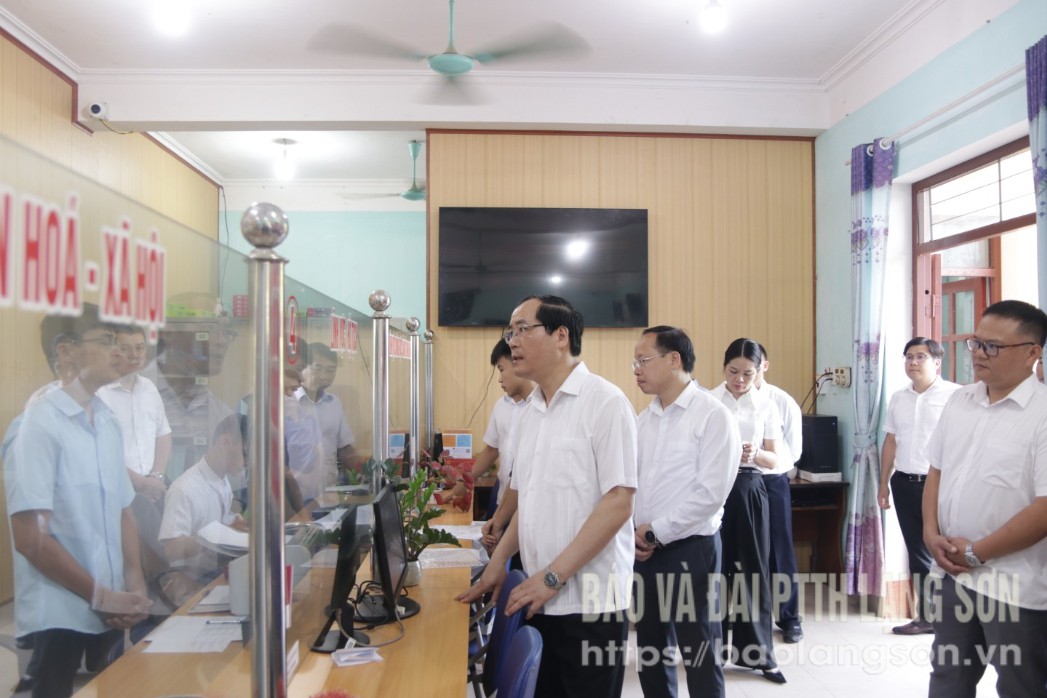 Tổ công tác kiểm tra tại Trung tâm Phục vụ hành chính công xã Tân Văn