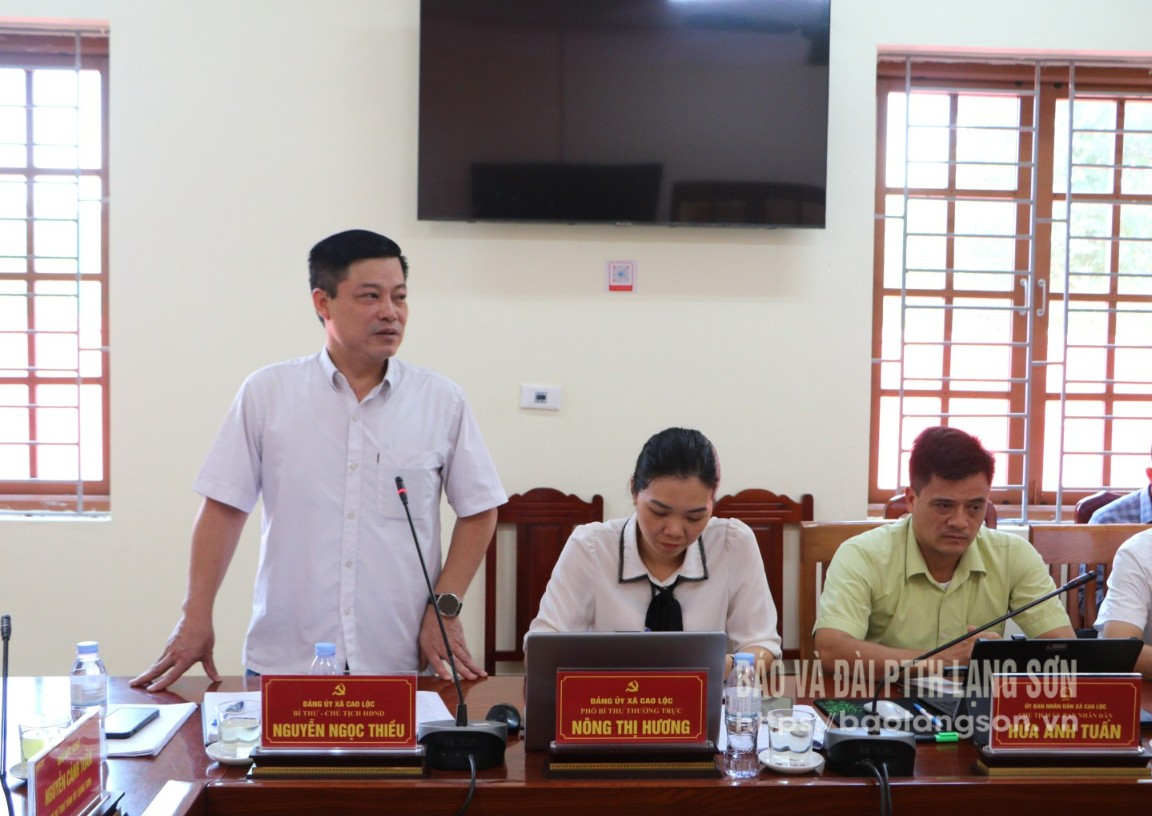 Lãnh đạo Đảng ủy xã Cao Lộc báo cáo việc thực hiện nhiệm vụ của xã sau khi thực hiện mô hình chính quyền địa phương 2 cấp