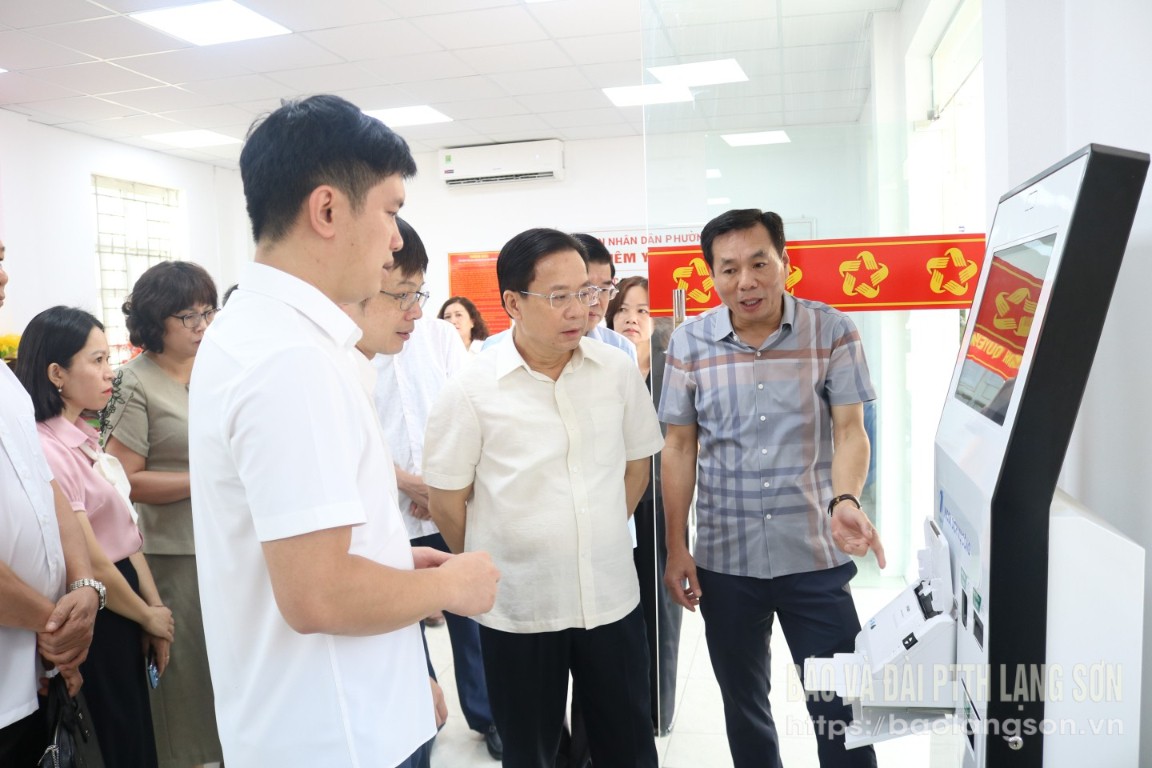Đồng chí Hoàng Văn Nghiệm, Bí thư Tỉnh ủy, Trưởng Đoàn đại biểu Quốc hội tỉnh kiểm tra cơ sở vật chất tại Trung tâm Phục vụ hành chính công phường Tam Thanh