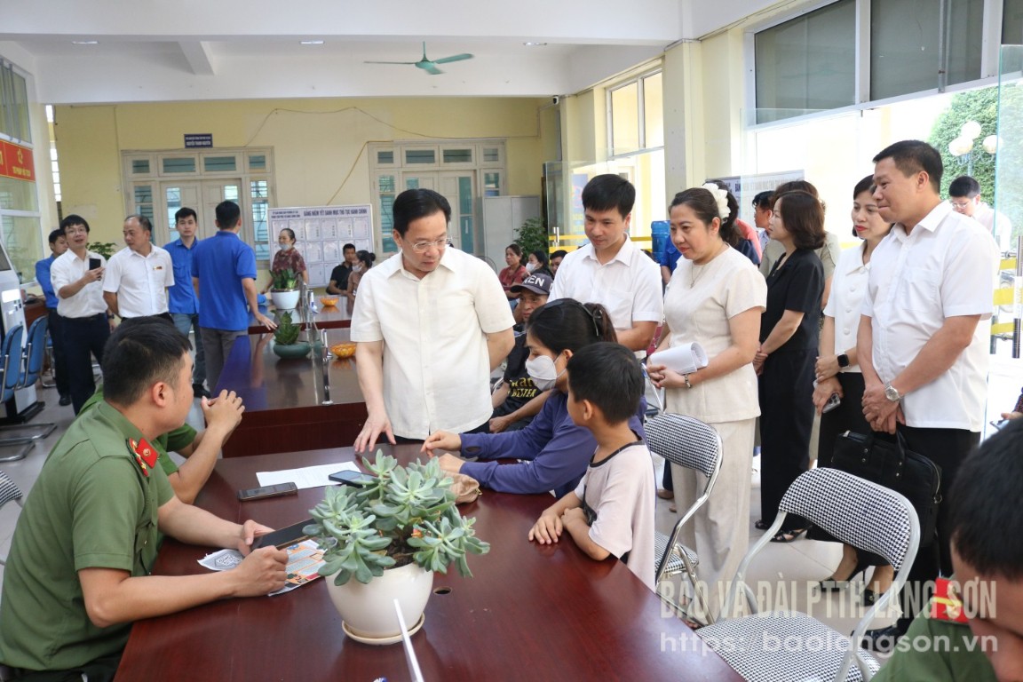 Đồng chí Bí thư Tỉnh ủy và các thành viên tổ công tác kiểm tra thực tiễn tại Trung tâm phục vụ hành chính công phường Kỳ Lừa