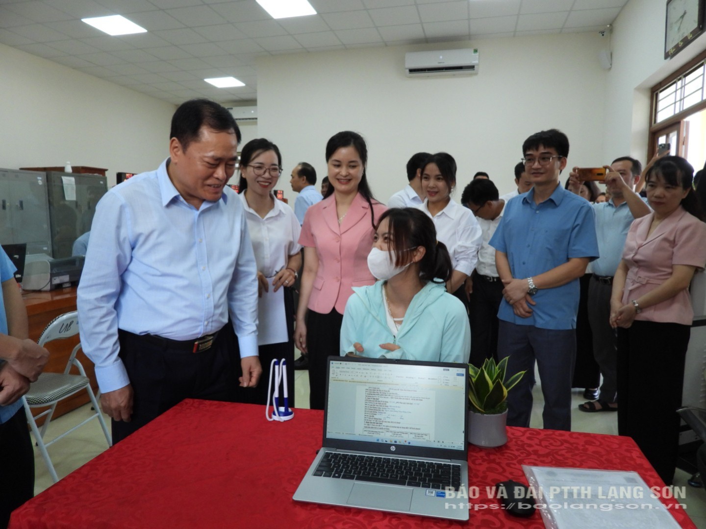 Đồng chí Chủ tịch UBND tỉnh kiểm tra hoạt động tại Trung tâm Phục vụ hành chính công xã Cai Kinh