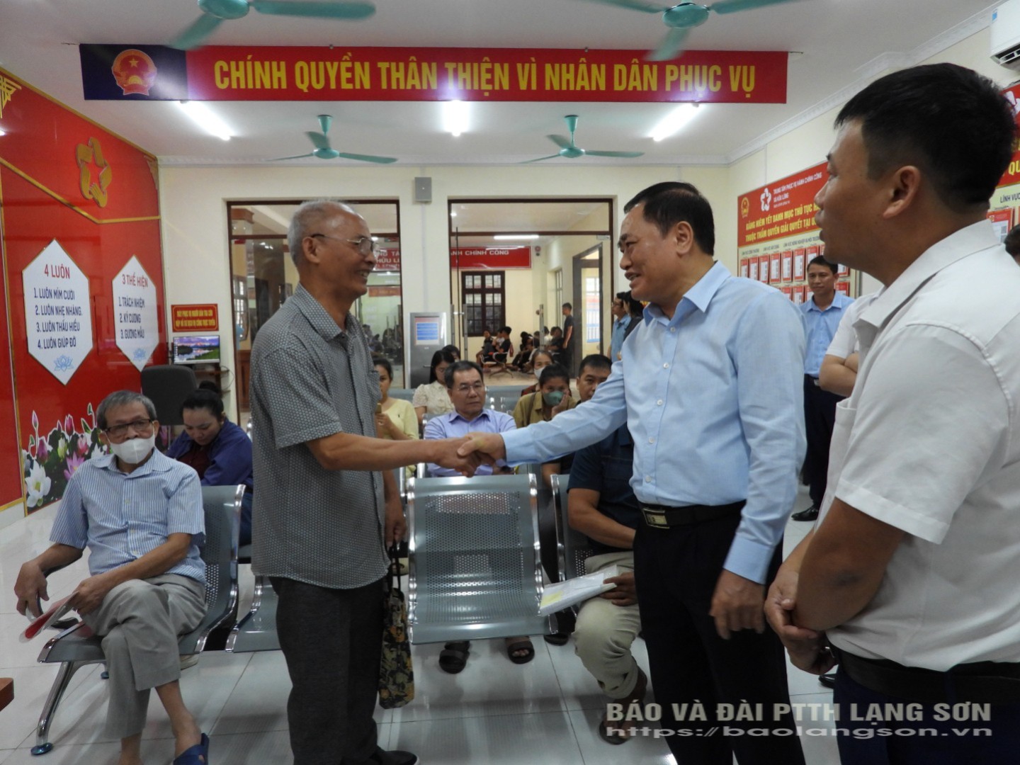 Đồng chí Chủ tịch UBND tỉnh thăm hỏi người dân đến giải quyết thủ tục hành chính tại Trung tâm Phục vụ hành chính công xã Hữu Lũng