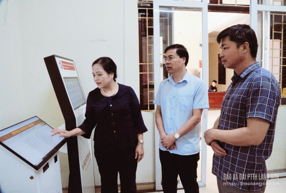 Tổ công tác khảo sát, kiểm tra tại Trung tâm Phục vụ hành chính công xã Đình Lập