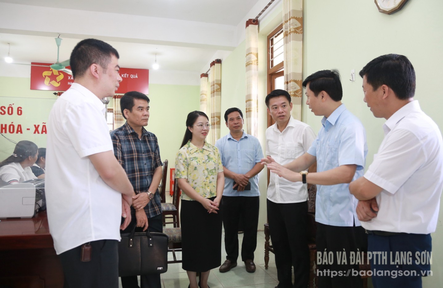 Các thành viên tổ công tác trao đổi trong buổi kiểm tra, khảo sát tại Trung tâm Phục vụ hành chính công xã Văn Quan