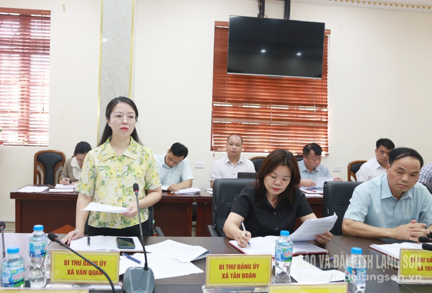 Lãnh đạo Đảng ủy xã Văn Quan báo cáo, kiến nghị các nội dung với tổ công tác