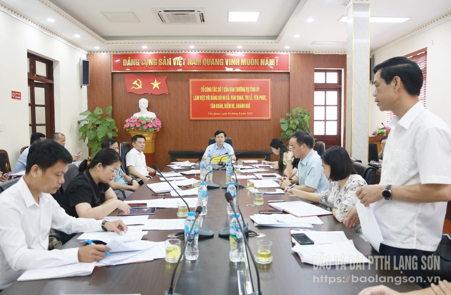 Lãnh đạo Đảng ủy xã Điềm He báo cáo, kiến nghị các nội dung với tổ công tác